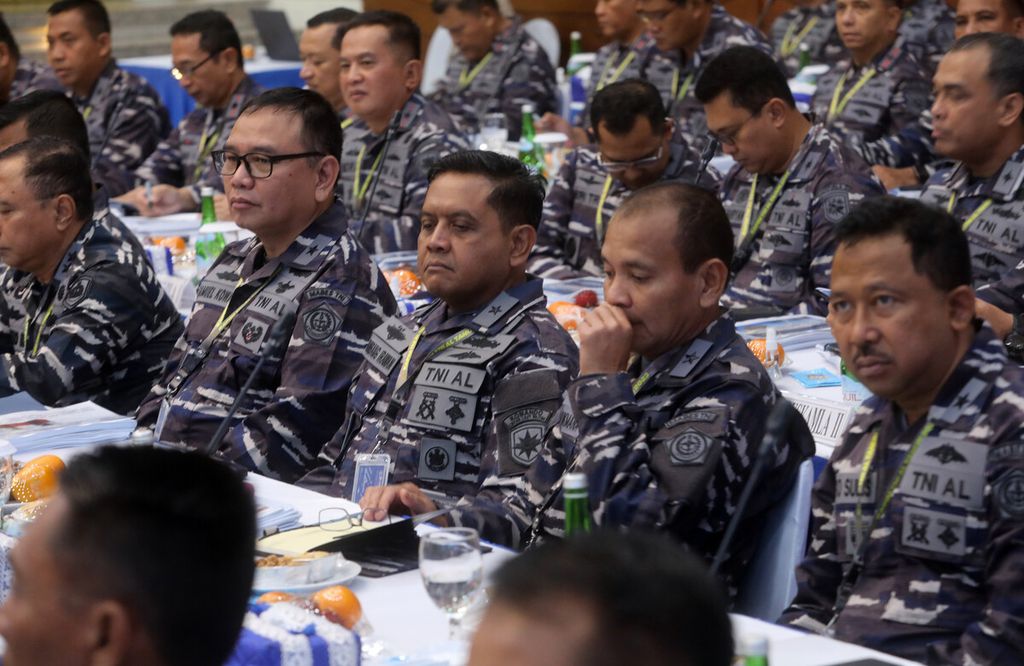 Sejumlah perwira tinggi mengikuti Rapat Pimpinan (Rapim) TNI AL tahun 2023 yang dibuka oleh Kepala Staf TNI Angkatan Laut Laksamana Muhammad Ali di Auditorium Yos Sudarso Denma Mabesal, Cilangkap, Jakarta Timur, Senin (13/2/2023). Rapim tersebut di antaranya membahas agenda penyampaian arah kebijakan pemerintah, Panglima TNI tahun 2023, dan pokok-pokok kebijakan KSAL tahun 2023 serta pemberian penghargaan kepada prajurit TNI AL berprestasi. 