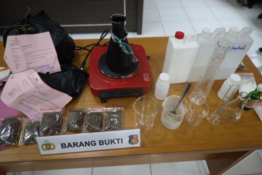Narkoba dan peralatan yang digunakan remaja berusia 17 tahun di Kota Cilegon, Banten. Remaja ini membeli, membuat, dan menjual narkoba secara daring melalui media sosial Instagram.