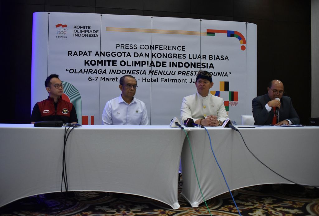 Ketua Komite Olimpiade Indonesia (KOI) Raja Sapta Oktohari (kedua dari kanan), Ketua Organisasi Anti Doping Indonesia Gatot S Dewa Broto (kedua dari kiri), dan Ketua Kontingen Indonesia di SEA Games Kamboja 2023 Lexyndo Hakim (paling kiri) dalam konferensi pers sebelum Rapat Anggota KOI 2023 di Hotel Fairmont, Jakarta, Senin (6/3/2023). 