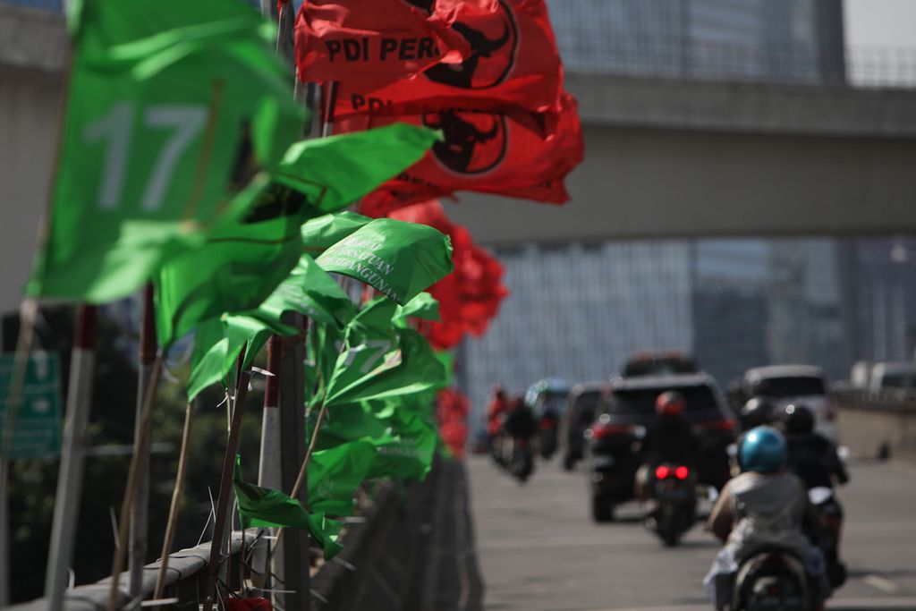 Bendera PDI-P dan PPP terpasang di Jalan Gatot Subroto, Jakarta, Jumat (6/1/2023). Bendera kedua partai tersebut banyak terpasang di sejumlah tempat untuk menyambut dan memeriahkan hari jadi atau ulang tahun partai tersebut.