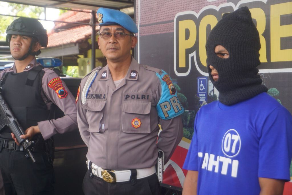 Polisi menunjukkan MS (24), pelaku yang melakukan persetubuhan terhadap anak berusia 6 tahun di Purbalingga, Jawa Tengah, Selasa (7/3/2023).