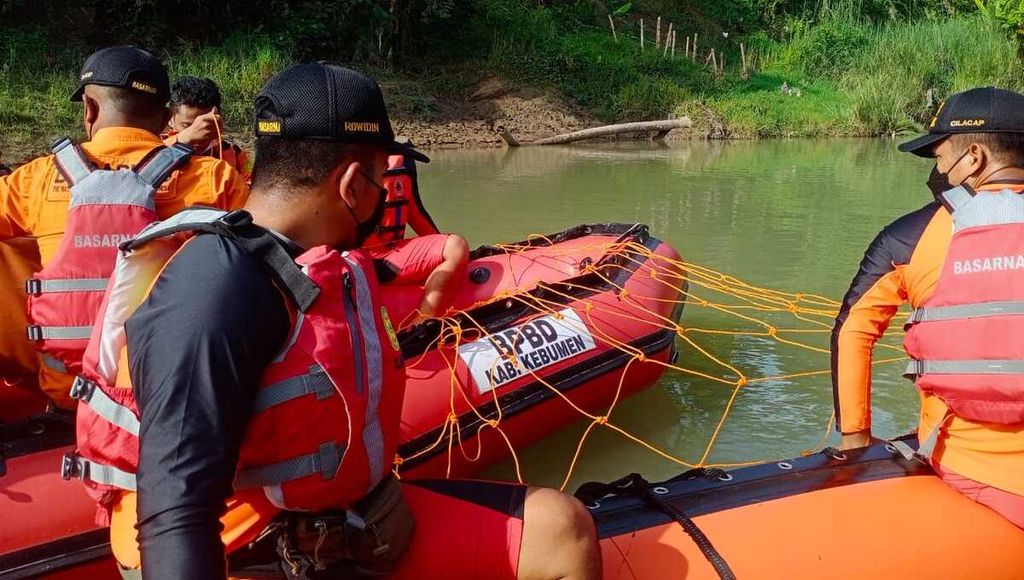 Tim SAR gabungan mencari korban tenggelam di Sungai Lukulo, Kebumen, Jawa Tengah, Kamis (24/2/2022).