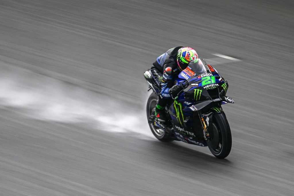 Pebalap Monster Energy Yamaha, Franco Morbidelli, memacu motornya di tengah hujan saat tes pramusim MotoGP musim 2023 hari kedua di Sirkuit Sepang, Malaysia, Sabtu (11/2/2023). 