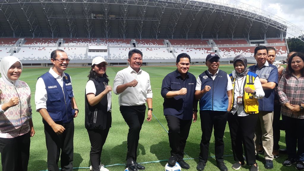 Ketua Persatuan Sepak Bola Seluruh Indonesia Erick Thohir (kelima dari kiri), Menteri Pemuda dan Olahraga Zainudin Amali (keempat dari kanan), serta Gubernur Sumatera Selatan Herman Deru (keempat dari kiri) mengecek kesiapan Stadion Gelora Sriwijaya Palembang, Sumatera Selatan, Sabtu (11/3/2023). Sejumlah pembenahan dilakukan agar stadion berkapasitas 23.000 penonton ini bisa memenuhi stadardisasi FIFA.