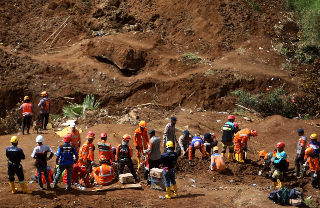 Tim SAR gabungan melakukan pencarian korban yang masih tertimbun longsoran di sungai di bawah Warung Sate Shinta, Jalan Raya Cipanas-Cianjur, Cugenang, Kabupaten Cianjur, Jawa Barat, Rabu (30/11/2022). Pemkab Cianjur memperpanjang masa pencarian korban hingga tiga hari kedepan. Jumlah korban jiwa atas bencana gempa hingga Rabu (30/11/2022) mencapai 328 jiwa.  