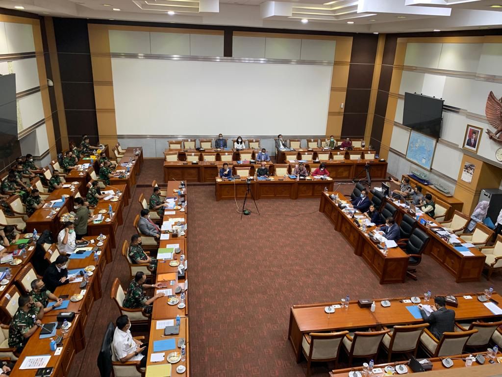 Suasana rapat kerja Komisi I DPR dengan Menteri Pertahanan Prabowo Subianto, KSAD Jenderal Dudung Abdurachman, KSAL Laksamana Yudo Margono, dan KSAU Marsekal Fadjar Prasetyo, di Kompleks Parlemen, Jakarta, Kamis (27/1/2022).