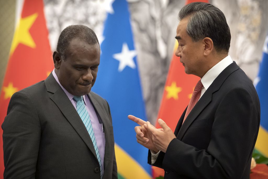Menteri Luar Negeri China Wang Yi (kanan) dan Menlu Kepulauan Solomon, berbincang-bincang dalam upacara merayakan hubungan diplomatik antara China dan Kepulauan Solomon di Wisma Negara Diaoyutai di Beijing, China, 21 September 2019. 