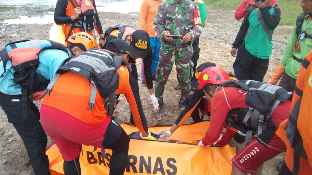 Tim SAR Gabungan mengevakuasi korban tenggelam di Sungai Serayu, Purbalingga, Jawa Tengah, Minggu (10/7/2022).