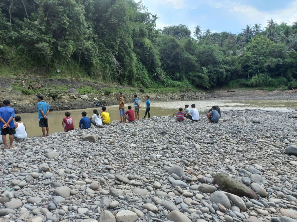 Warga mendatangi lokasi tenggelamnya korban tenggelam di Sungai Serayu di Mandiraja, Banjarnegara, Jawa Tengah, Selasa (3/5/2022).