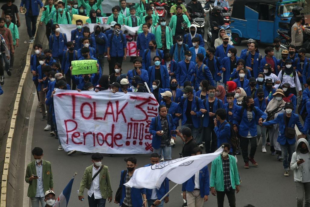 Ribuan mahasiswa yang tergabung dalam Aliansi Mahasiswa Indonesia berunjuk rasa dengan melakukan <i>long marc</i> di Jalan Kyai Tapa, Jakarta, Jumat (1/4/2022). Mereka menolak penundaan pemilu dan perpanjangan masa jabatan presiden. Aksi ini dilakukan sebagai bentuk perlawanan terhadap rekayasa yang dilakukan oleh para elite politik yang memiliki rencana buruk. Aksi ini tidak akan berhenti di Jakarta, tetapi juga akan dilakukan di beberapa daerah lainnya. Aksi ini juga sebagai bentuk perlawanan terhadap mereka yang mengkhianati reformasi dan konstitusi.