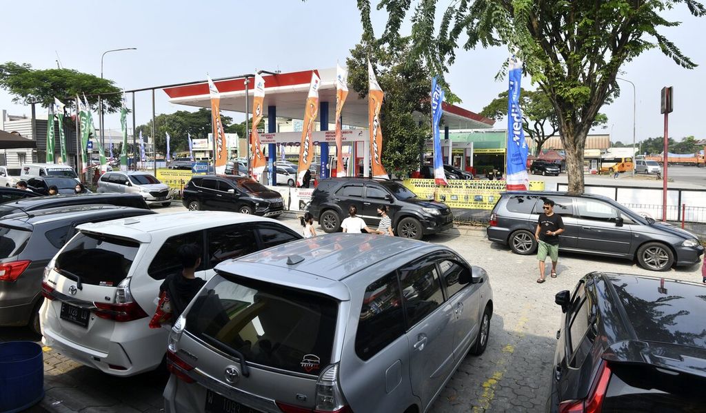 Kendaraan pribadi parkir di tempat istirahat kilometer 57 Jalan Tol Jakarta-Cikampek (25/4/2022). Para pemudik yang menggunakan kendaraan pribadi mulai melakukan mudik lebih awal guna menghindari kemacetan parah saat puncak arus mudik. 
