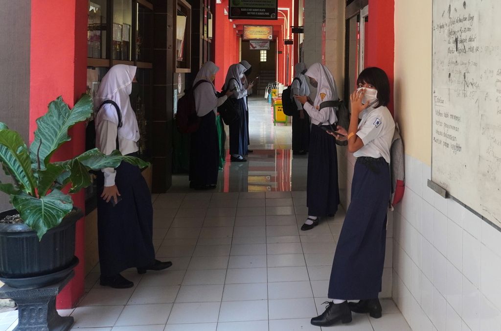 Siswa sedang menunggu orang tua atau keluarga yang akan menjemput mereka seusai mengikuti Masa Pengenalan Lingkungan Sekolah (MPLS) di Aula SMA Negeri 1 Slawi, Kabupaten Tegal, Jawa Tengah, Senin (13/7/2020).