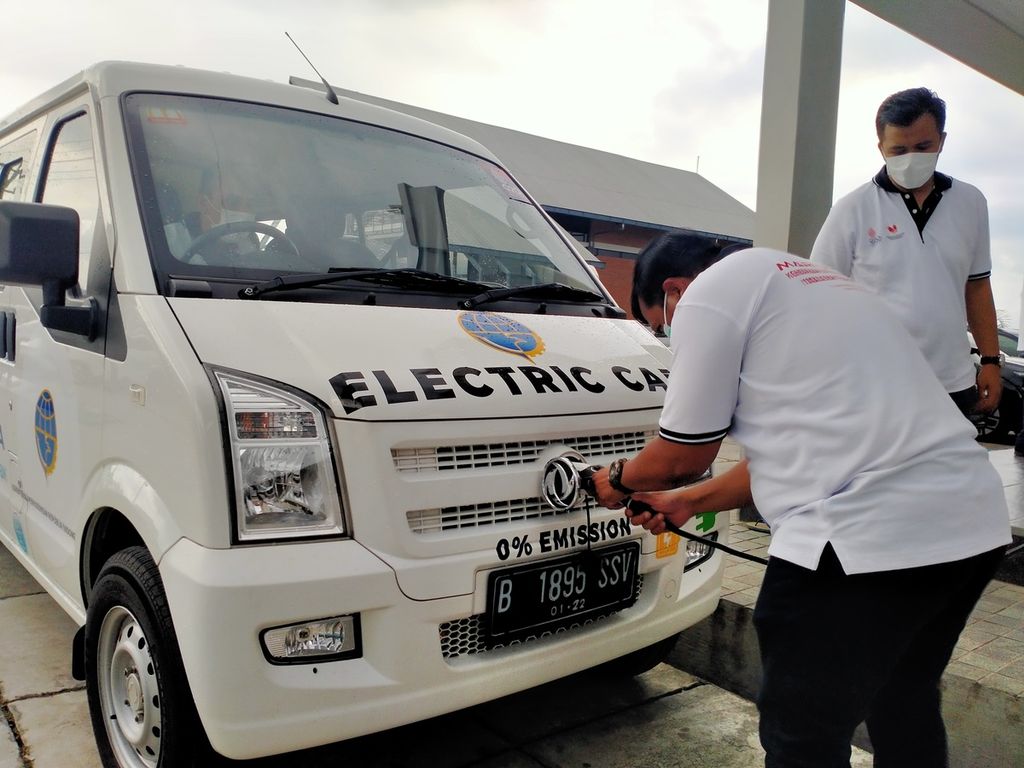 Sebuah mobil listrik rombongan tur Kementerian Perhubungan mengisi baterai di SPKLU di Bandar Lampung, Senin (17/1/2022). Tur mobil listrik dari Jakarta menuju Jambi itu dilakukan dalam rangka kampanye penggunaan kendaraan ramah lingkungan.
