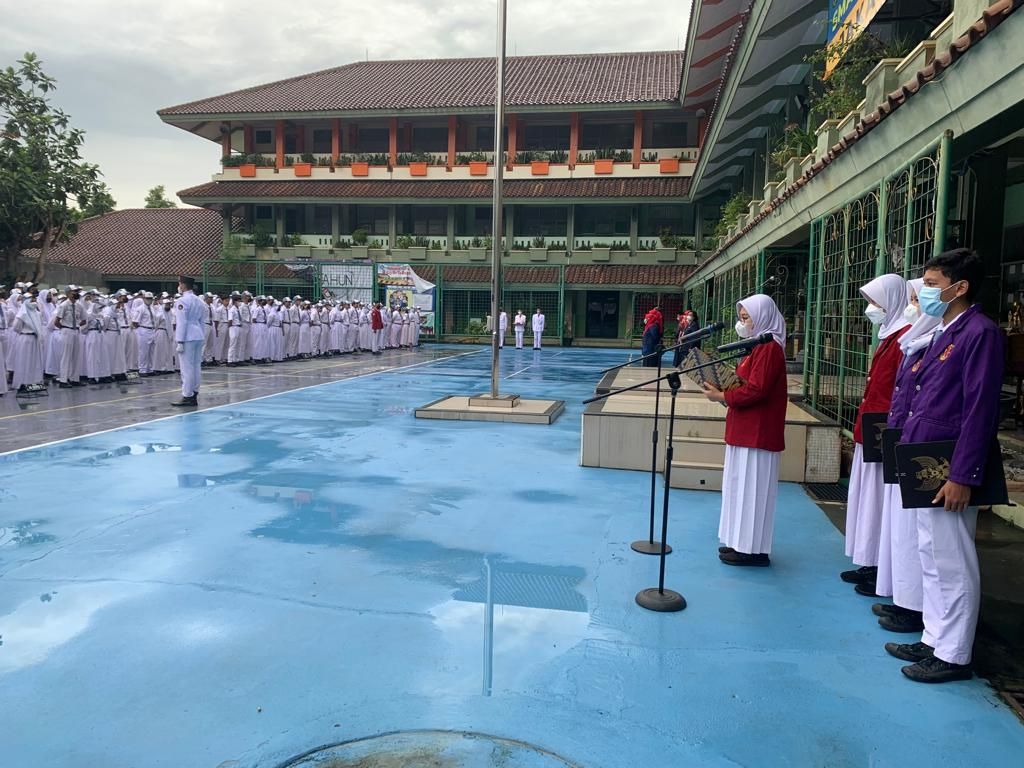 Suasana upacara bendera pada Senin (2/1/2023) setelah libur akhir tahun di Sekolah Menengah Atas Negeri 44 Jakarta.
