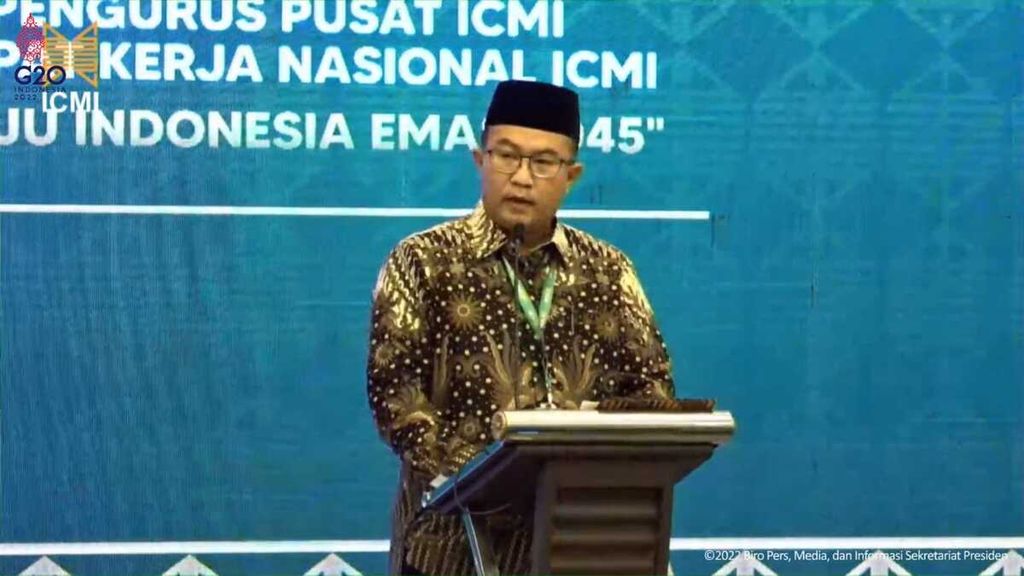 Ketua Umum Ikatan Cendekiawan Muslim Se-Indonesia (ICMI) periode 2021-2026 Arif Satria saat memberi sambutan pada acara Pengukuhan Majelis Pengurus Pusat ICMI dan Peresmian Pembukaan Rapat Kerja Nasional ICMI Tahun 2022 di Bogor, Jawa Barat, Sabtu (29/1/2022).