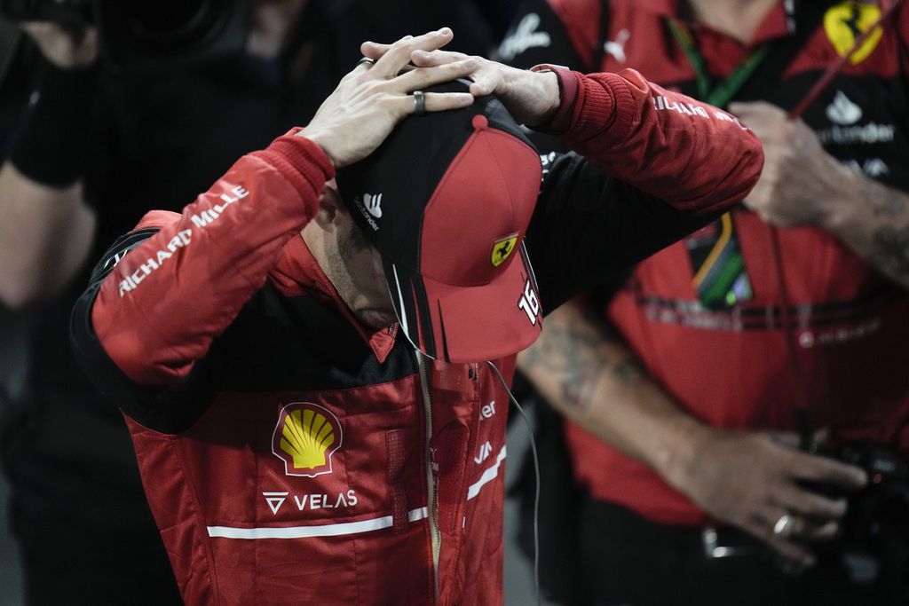 Pebalap Ferrari, Charles Leclerc, memegang kepalanya seusai balapan saat Grand Prix Formula 1 seri kedua di Sirkuit Corniche, Jeddah, Arab Saudi, Senin (28/3/2022) dini hari WIB. Charles Leclerc, yang menjadi juara pada seri pembuka GP F1 musim ini di Bahrain, harus puas menjadi <i>runner up</i> pada seri kedua.