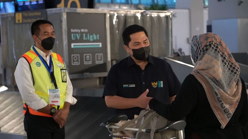 Menteri BUMN Erick Thohir berbincang dengan salah satu penumpang di Bandara Soekarno-Hatta, Cengkareng, Tangerang, Banten, Kamis (28/4/2022), saat menggelar <i>fire briefing</i> kepada ratusan personel di Bandara Soekarno-Hatta guna menyukseskan program angkutan Lebaran 2022. 
