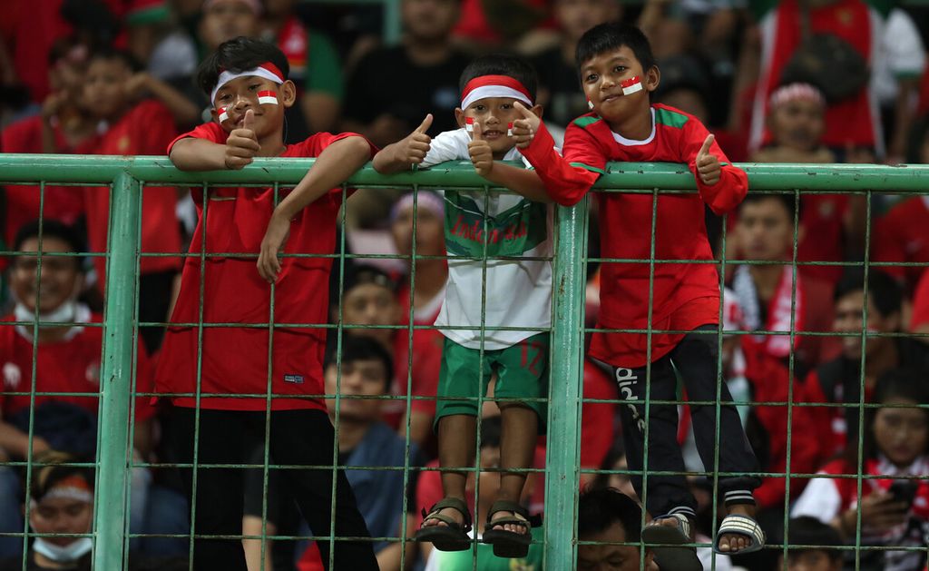 Dukungan suporter cilik untuk tim Indonesia U-19 dalam laga penyisihan Grup A Piala AFF U-19 2022 antara Indonesia dan Thailand di Stadion Patriot Candrabhaga, Bekasi, Jawa Barat, Rabu (6/7/2022). 