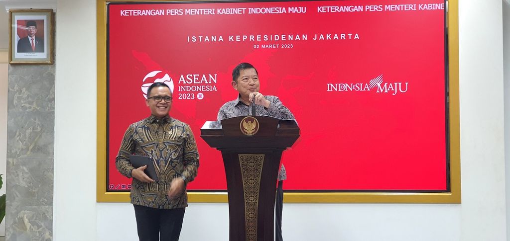 Menteri Perencanaan Pembangunan Nasional Suharso Monoarfa (kanan) dan Menteri Pendayagunaan Aparatur Negara dan Reformasi Birokrasi Azwar Anas memberi keterangan setelah sidang kabinet paripurna di Istana Negara, Jakarta, Kamis (2/3/2023).