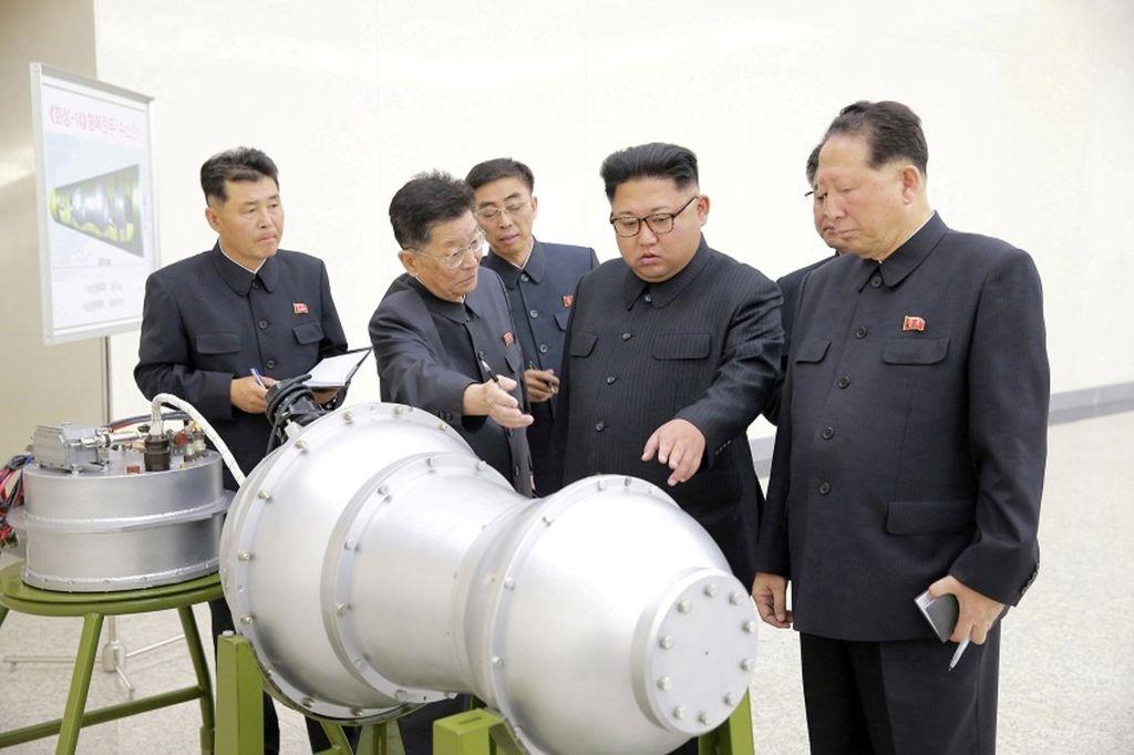 Pemimpin Korea Utara Kim Jong Un (keempat dari kiri) menyampaikan pengarahan mengenai program senjata nuklir dalam foto tanpa tanggal yang dirilis kantor berita Korea Utara, Korean Central News Agency (KCNA), di Pyongyang, Korut, 3 September 2017.