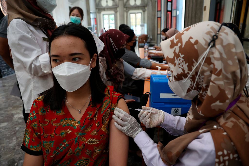 Program vaksinasi penguat yang kedua kembali dilakukan untuk mencegah merebaknya Covid-19 di Kantor Balai Kota, Kota Semarang, Jawa Tengah, Rabu (25/1/2023). Vaksin penguat ini juga diprioritaskan untuk warga lanjut usia, pelayan publik dan kesehatan, serta warga yang berisiko tinggi. Program vaksinasi ini juga dilakukan di seluruh puskesmas dan beberapa tempat publik.