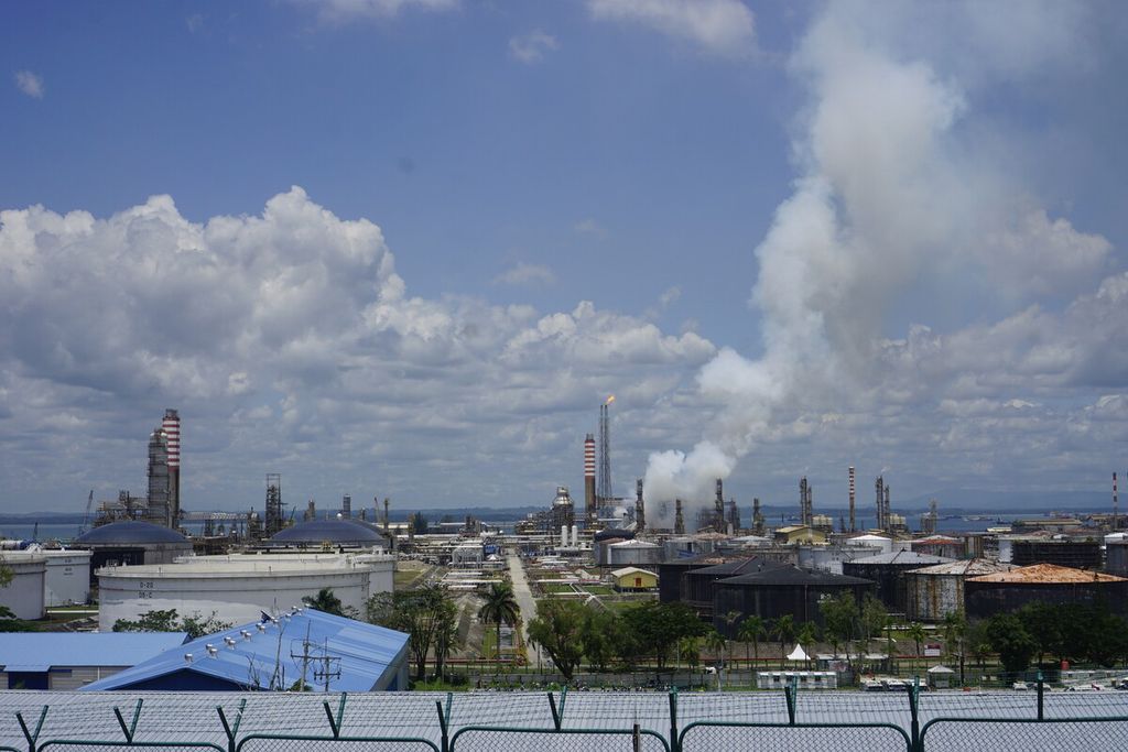 Asap mengepul dari salah satu pabrik di area kilang milik Pertamina di Kota Balikpapan, Kalimantan Timur, Jumat (4/3/2022). Api berhasil dipadamkan dan asap tak terlihat sekitar pukul 13.00 Wita.