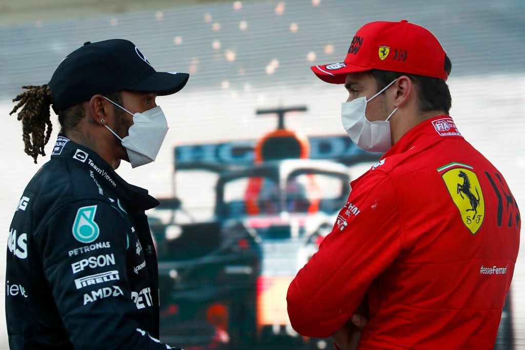 Pebalap Mercedes, Lewis Hamilton (kiri), dan pebalap Ferrari, Charles Leclerc, berbincang seusai kualifikasi balapan Formula 1 seri Azerbaijan di Sirkuit Baku, Azerbaijan, 5 Juni 2021. 