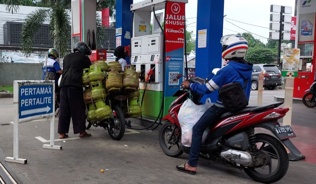 Pengendara sepeda motor mengisi bahan bakar di salah satu SPBU Pertamina di Jakarta, Rabu (8/6/2022).
