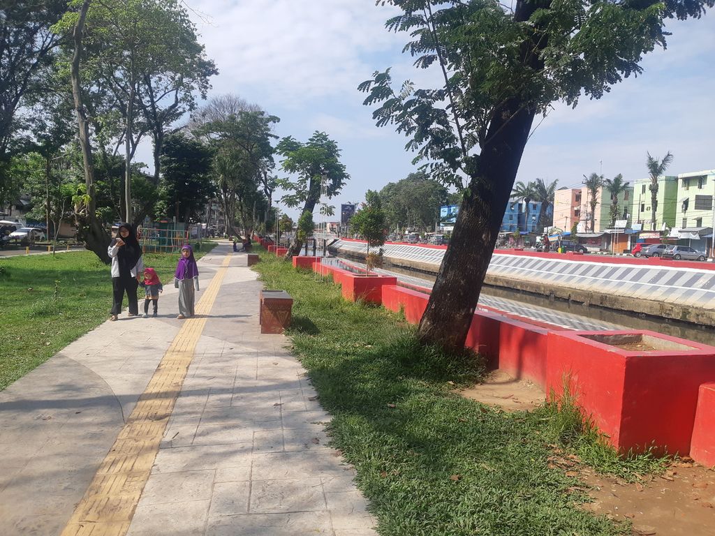 Beberapa warga berjalan di Taman Sungai Sekanak-Lambidaro di Palembang, Sumatera Selatan, Rabu (1/6/2022). Penataan ini merupakan program dari Restorasi Sungai Sekanak-Lambidaro yang sudah dimulai sejak 2021.