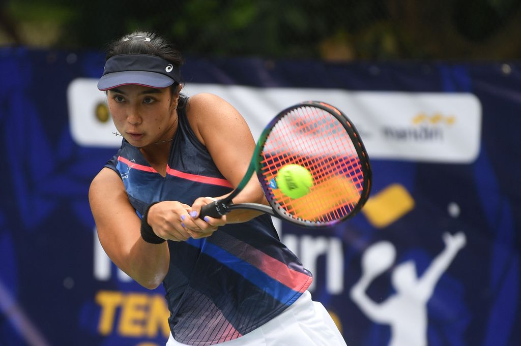 Dokumentasi September 2022 ini memperlihatkan petenis Indonesia, Aldila Sutjiadi, saat tampil dalam turnamen Mandiri Tennis Open 2022 di Jakarta. Aldila kini tengah mengikuti ajang prestisius, Grand Slam Australia Terbuka 2023. 