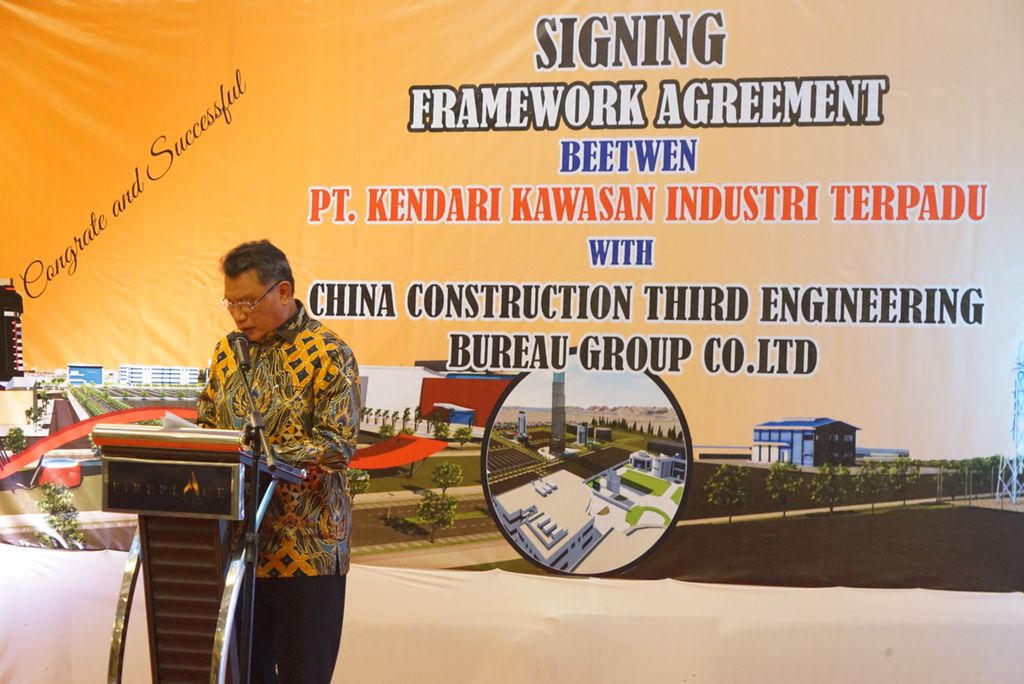 Komisaris Utama PT Kendari Kawasan Industri Terpadu Herry Asiku dalam penandatanganan perjanjian kerangka kerja pembangunan industri bahan baku baterai di Kendari, Kamis (14/4/2022) petang.