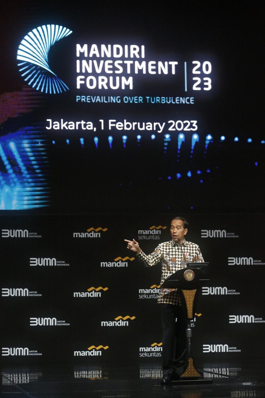 Presiden Joko Widodo menjadi pembicara kunci dalam Mandiri Investment Forum (MIF) 2023 di Fairmont Hotel, Jakarta Pusat, Rabu (1/2/2023). MIF merupakan forum Investasi tahunan, dan pada tahun ini merupakan edisi ke-12. 