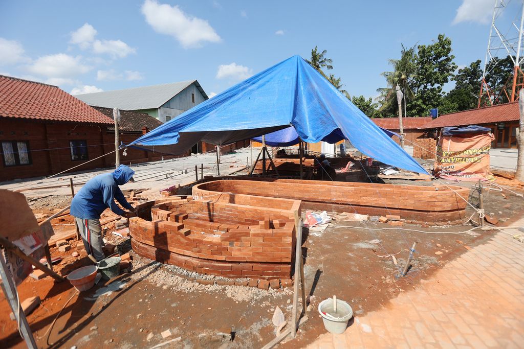 Pekerja menggarap proyek Gerbang Pleret di dekat Kantor Desa Pleret, Kecamatan Pleret, Bantul, DI Yogyakarta, Selasa (21/6/2022). 