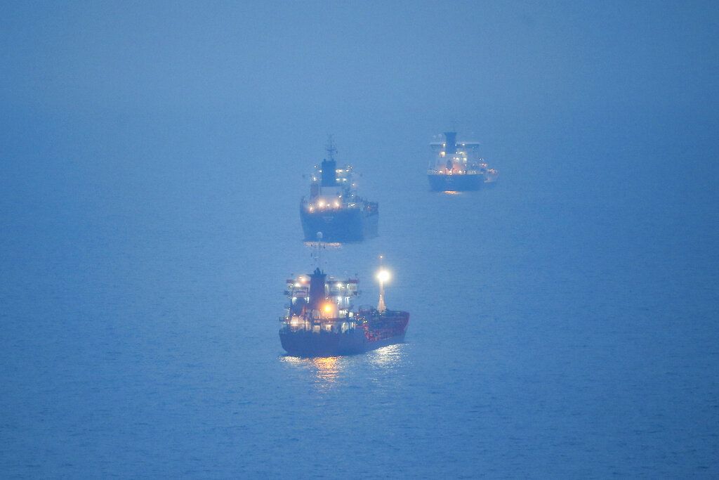 Kapal tanker pengangkut minyak membuang jangkar di Laut Hitam, dekat Selat Bosphorus, di Istanbul, Turki, Kamis (15/12/2022). 