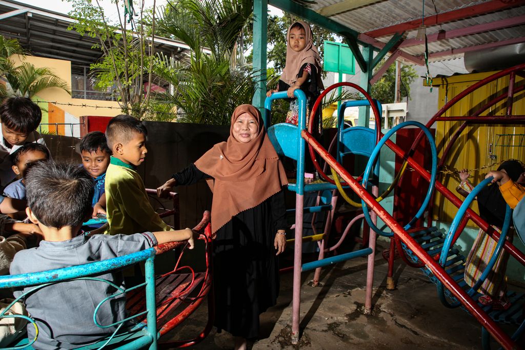 Sopia Herawati, penggagas kelas kejar paket ABC dan TK gratis untuk anak-anak pemulung di Tangerang Selatan, Banten. 