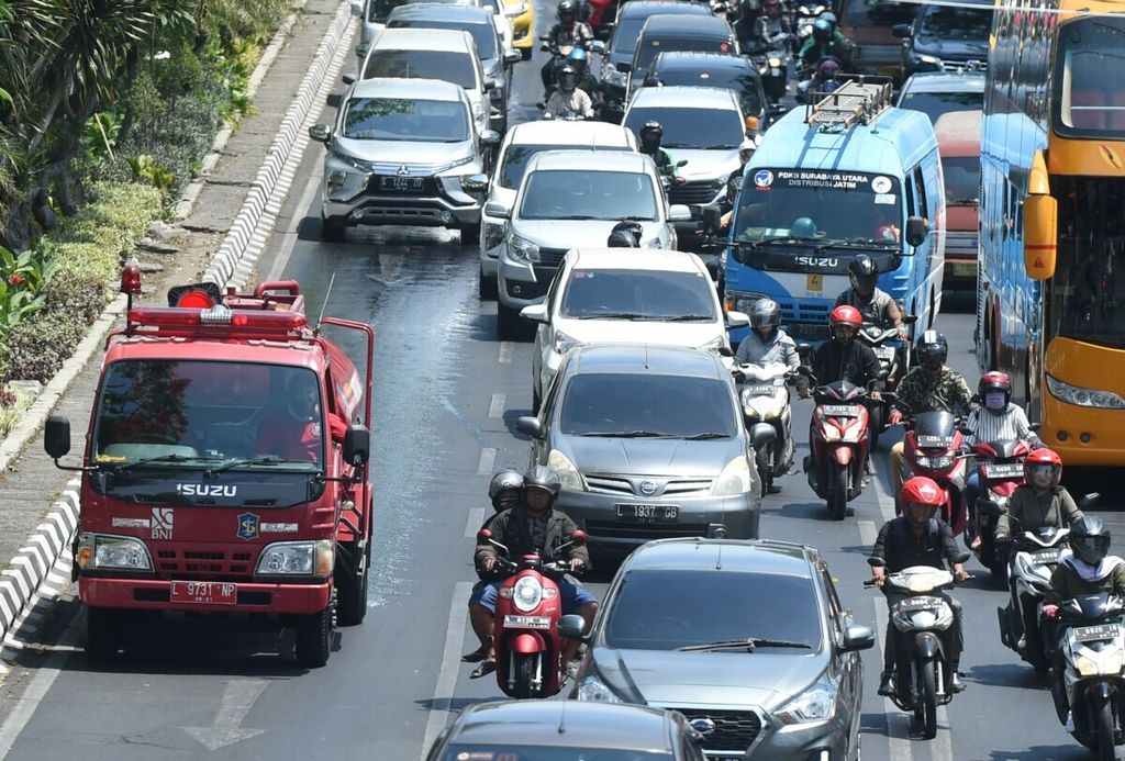 Truk tangki air milik Dinas Pemadam Kebakaran menyirami Jalan Urip Sumoharjo, Surabaya, Senin (7/0/2019). Penyiraman yang dilakukan dengan air tersebut untuk mengurangi dampak suhu panas yang melanda Surabaya beberapa hari terakhir.