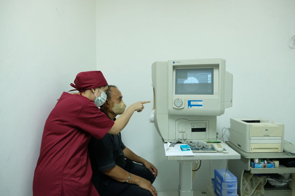 Perawat menunjukkan cara kerja alat perimeter <i>humphrey</i> di Klinik Mataraja, Kebayoran Baru, Jakarta Selatan, Selasa (25/10/2022). Gangguan penglihatan banyak terjadi pada kelompok lanjut usia. 
