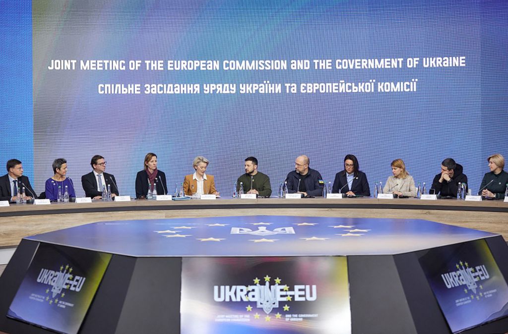 Foto selebaran yang diambil dan dirilis oleh biro pers Kepresidenan Ukraina pada 2 Februari 2023 menunjukkan Presiden Ukraina Volodymyr Zelenskyy (tengah) bersama sejumlah pemimpin Uni Eropa dan pejabat Ukraina saat bertemu di Kyiv, Ukraina. 
