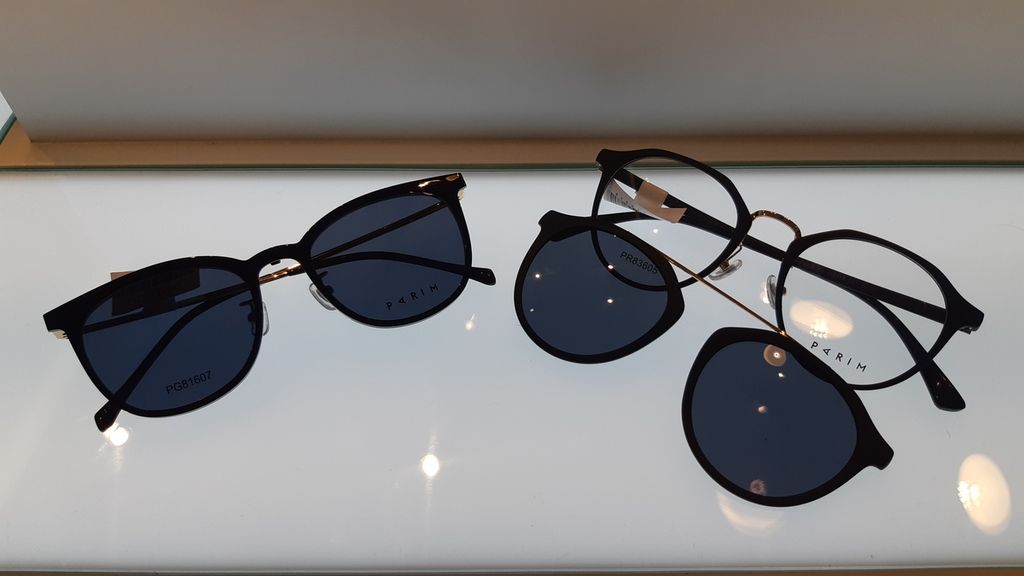 Beberapa contoh tampilan kacamata magnetik (<i>magnetic eyewear</i>) di gerai optik Eye Soul di Living World Alam Sutera, Tangerang Selatan, Banten, Senin (28/3/2022). Kacamata magnetik menggabungkan kacamata baca dan kacamata hitam menjadi satu.