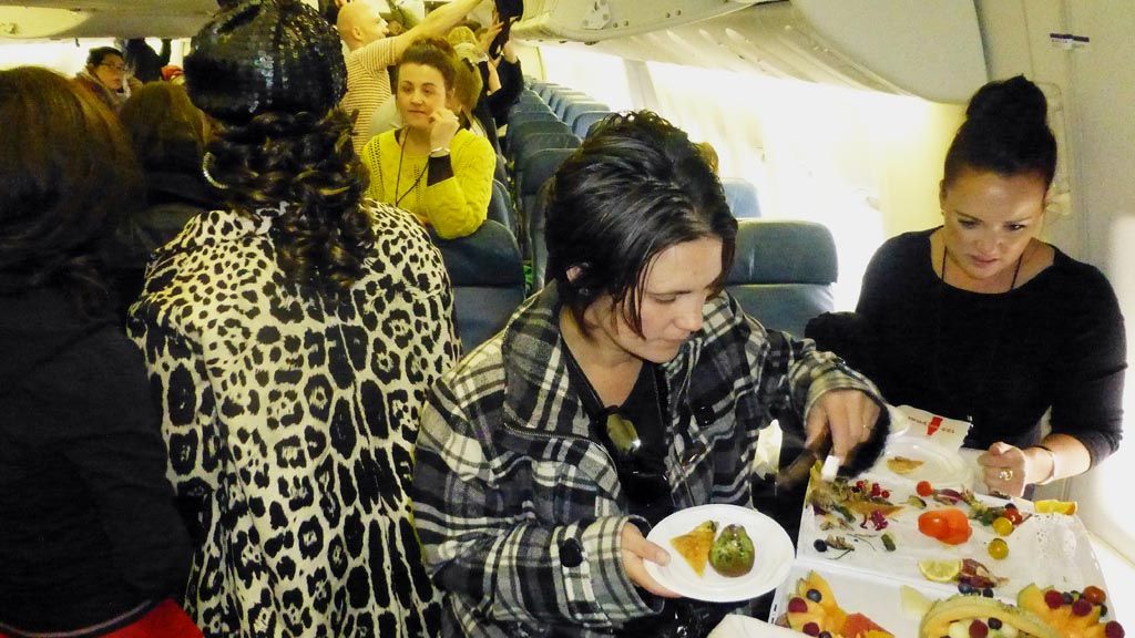  Suasana di dalam pesawat jumbo air jet Boeing 777 yang disewa Rihanna untuk mengangkut rombongan wartawan dari 82 negara dan para penggemarnya. 