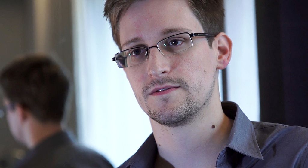Dalam foto yang disediakan <i>The Guardian </i>ini, Edward Snowden berbicara dalam wawancara di Hong Kong, 2013. Snowden mengungkapkan ke wartawan tentang program pengawasan warga negara Amerika Serikat (AS) secara rahasia oleh Badan Keamanan Nasional AS. Akibat tindakan itu, Snowden menjadi buron Pemerintah AS. 