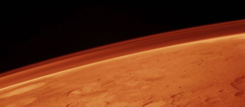 Citra atmosfer tipis Mars yang diambil oleh wahana pengorbit Viking 1. Di masa lalu, atmosfer Mars diyakini jauh lebih tebal dibanding sekarang.