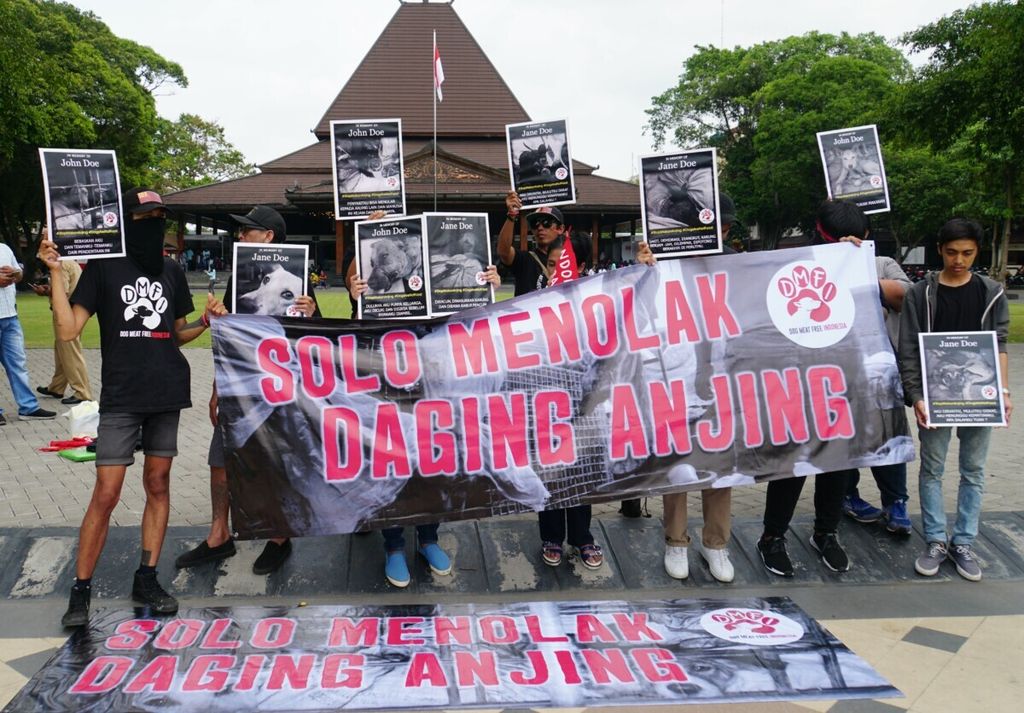 Para aktivis peduli satwa yang tergabung dalam koalisi Dog Meat Free Indonesia menyerukan penghentian perdagangan daging anjing di depan Balai Kota Surakarta, Jawa Tengah, Kamis (25/4/2019).
