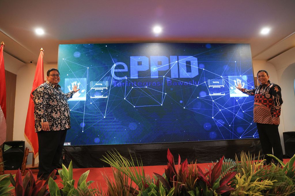 Ketua Badan Pengawas Pemilu (Bawaslu) Rahmat Bagja (kiri) didampingi anggota Bawaslu Puadi meluncurkan aplikasi elektronik Pejabat Pengelola Informasi dan Dokumentasi (e-PPID) Terintegrasi Bawaslu di Jakarta, Kamis (22/9/2022). 