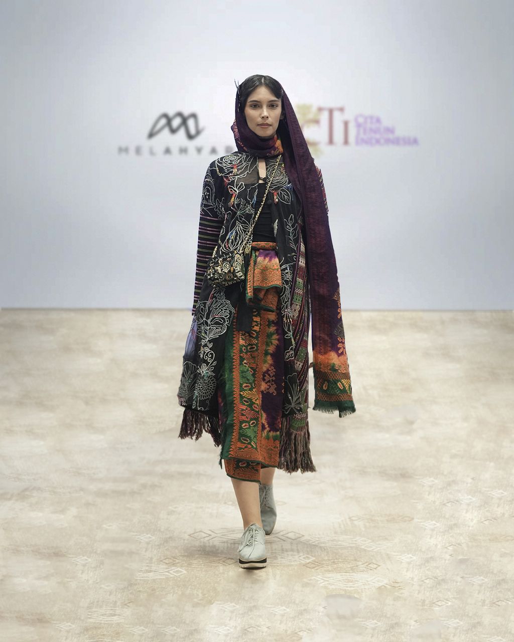 Koleksi Kawin Campur 2.0 milik Mel Ahyar di Wastra Nusantara: The Journey to Indonesian Fashion.