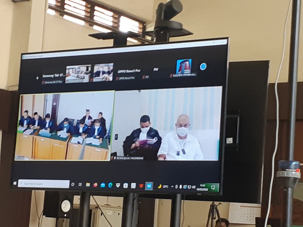 Mantan Gubernur Sumatera Selatan Alex Noerdin (paling kanan di layar) mengikuti sidang dakwaan atas perkara dugaan korupsi pembangun Masjid Raya Sriwijaya dan hak pembelian gas bumi Perusahaan Daerah Pertambangan dan Energi (PDPDE) di Pengadilan Tindak Pidana Korupsi Palembang, Kamis (3/2/2022). 
