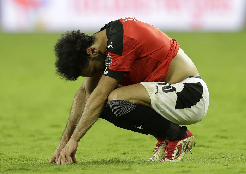 Reaksi Mohamed Salah dari Mesir setelah timnya kalah pada final Piala Afrika 2022 antara Senegal dan Mesir di stadion Ahmadou Ahidjo di Yaounde, Kamerun, Minggu (6/2/2022). 