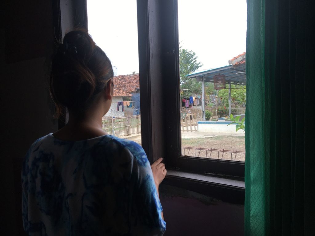 NT (19), korban perdagangan anak saat ditemui di rumahnya di Subang, Jawa Barat pada Kamis (2/2/2023). NT pernah dipaksa menjadi pekerja di salah satu kafe di Gang Royal, Kampung Rawa Bebek, Penjaringan, Jakarta Utara.