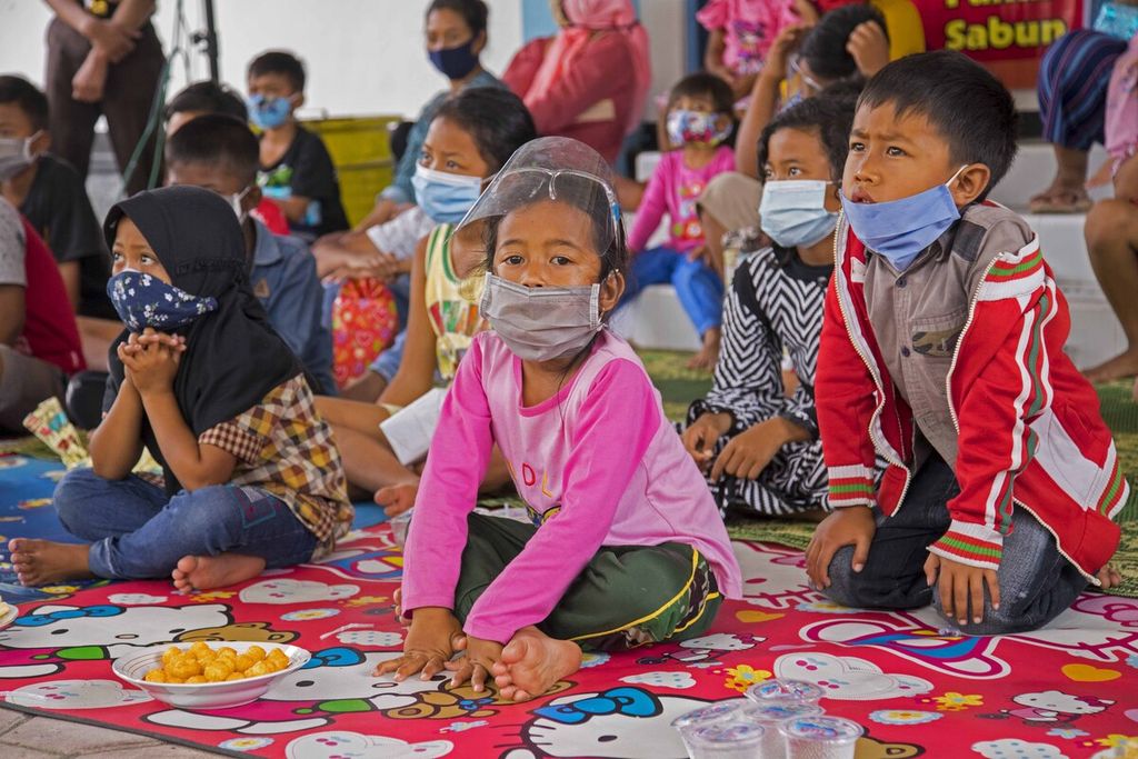 Anak-anak pengungsi erupsi Gunung Merapi mengikuti kegiatan pengenalan protokol kesehatan di Balai Desa Banyurojo, Kecamatan Mertoyudan, Kabupaten Magelang, Jawa Tengah, Selasa (11/7/2020).