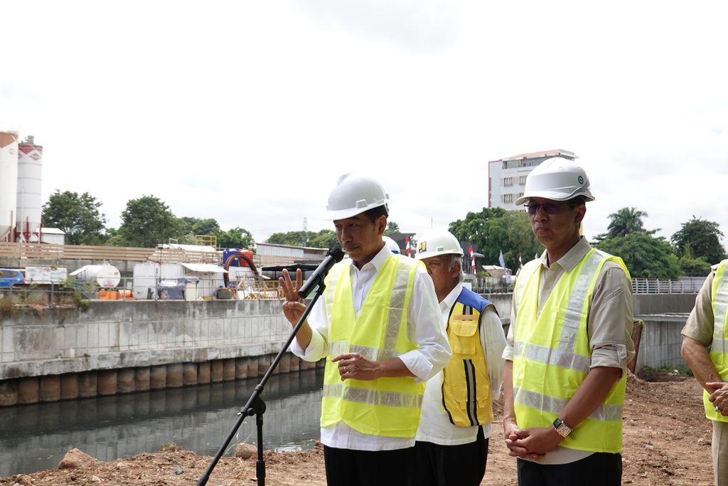 Presiden Joko Widodo memberikan keterangan pers seusai meninjau proyek pembangunan Sodetan Kali Ciliwung ke Kanal Banjir Timur (KBT) di Area Outlet yang merupakan lokasi sambungan tunnel ganda di Jakarta Timur, Selasa (24/1/2023). Presiden optimistik Sodetan Kali Ciliwung ini bisa beroperasi untuk pengendalian banjir di wilayah utara Jakarta pada April mendatang